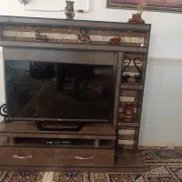 میز تلوزیون کاملا تمیز و سالم