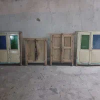 پنجره چوبی قدیمی و درب گنجه قدیمی