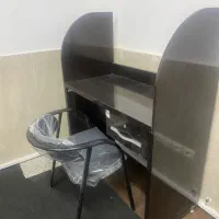 میز و موکت و گلدان