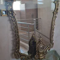 آینه همراه میز و ساعت