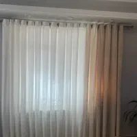 پرده دو لایه(تور سفید + مخمل کرم) تمیز و آماده نصب