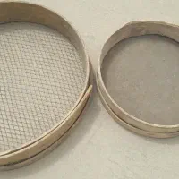 مقداری وسایل که در عکس ملاحظه میکنید