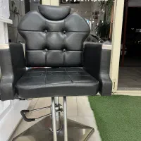 صندلی چکدار، آینه ، ترولی ، نشیمن مشتری و قفسه