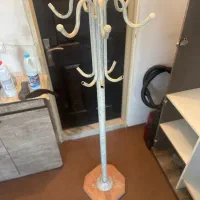 جا لباسی ایستاده