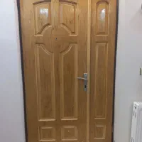درب چوبی ورودی و اتاق خواب