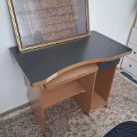 میز تحریر و کامپیوتر