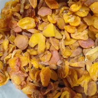 سه نفر خانم برای  بسته بندی ترشک لواشک