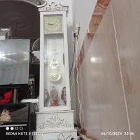 ساعت ایستاده کناره گلیم آشپز خانه