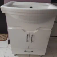 روشویی در حد نو  وتمیز  ویک ویترین