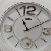 ساعت سفید تمیز