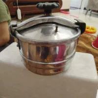 یک عدد زود پز موجود است