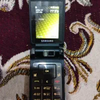 یک دستگاه گوشی تاشوسامسونگ
