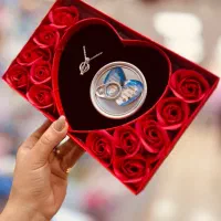 گردنبند مروارید عشق به همراه باکس گل سوپرایزی