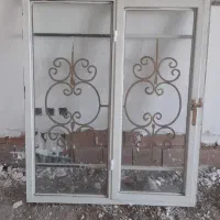 پنجره با گل نرده باشیشه کاملن سالم در حد نو