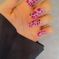 خدمات کاشت ناخن|خدمات آرایشگری و زیبایی|رشت, معلم|دیوار