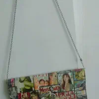 کیف چرمی با عکس‌هایی از هنرمندان قدیم جهان