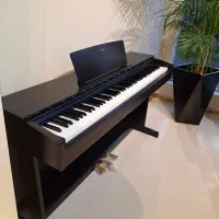 پیانو دیجیتال Yamaha YDP-143، در حد نو و کم‌کار