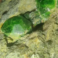 سنگ معدنی گارنت سبز دمانتویید بلور سالم