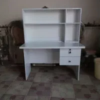 میز تحریر و کتابخانه