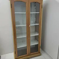 کتابخانه چوبی شیشه‌دار (کاملاً سالم و تمیز)