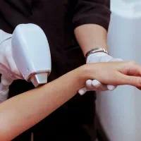 لیزر موهای زائد در کلینیک