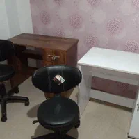 دو میز تحریر تمیز همراه با صندلی جکدار|میز تحریر و کامپیوتر|اندیشه, اندیشه فاز ۴|دیوار
