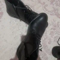 یک عدد کفش و یه عدد پوتین
