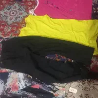 یه شلف لباس دست دوم