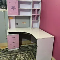 میز تحریر و کامیپوتر همراه باکتابخوانه