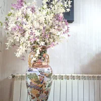 گلدان و گل مصنوعی