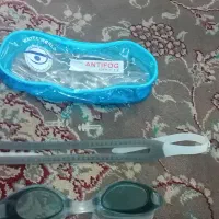 عینک شنا همراه با یک جفت گوش گییر