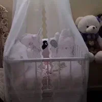 گهواره کنار مادر همراه تاج و تور مناسب تا سه سال