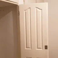 در کمد دیواری با چهار چوب فلزی