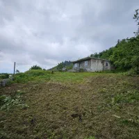 زمین مسکونی بهراه ویلا نیمه ساخت