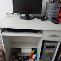 میز کامپیوتر و کامپیوتر