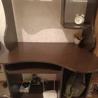 میز تحریر و کامپیوتر