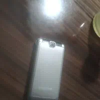 یک عدد گوشی سامسونگ تاشو