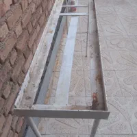 سردیس آشپزخانه همراه گل و گلدان
