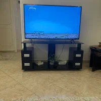 یک عدد میز تلویزیون و تلویزیون ۴۶ اینچ