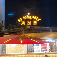 دو نفر نیرو در کافه فست فود