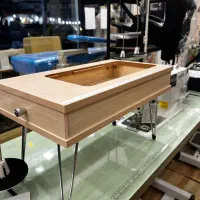 میز نشسته چرخ خیاطی