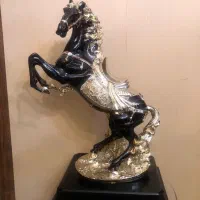 مجسمه اسب