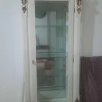 گنجه رنگ سفید سالم و تمیز شیشه هاش سالم