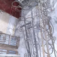 درب چوبی کاملا تمیز سالم و استند گل و گلدان