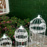 قفس سفید فلزی