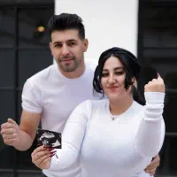 عکاسی بارداری همراه با لباس