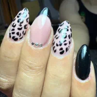 کاشت ناخن با تخفیف ویژه ۱۲ سالسابقهکاری