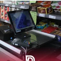 صندوقدار  و فروشنده شیرینی فروشی