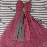 تعدادی پیراهن و کفش مجلسی دخترانه