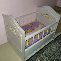 تخت کودک دارای تشک  قابلیت تبدیل شدن  به گهواره